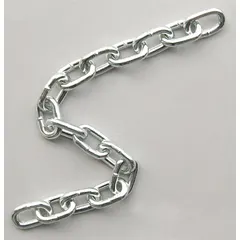 This welded straight-link tailgate chain is made of carbon steel. It has a link inside length of 1 1/2 inches and a trade size of 5/0. With a working load limit of 880 lb, it is used for securing loads on trucks and trailers in light-duty tie-down applications.