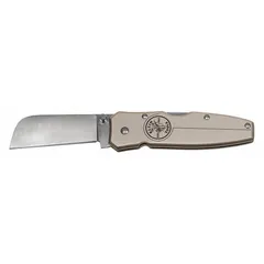 Manually-opening folding knife with a lockback mechanism. Closed length 3 1/2 in, overall length 6 1/4 in. Suitable for cutting tasks in industrial and construction settings.