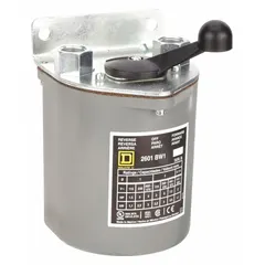 This SQUARE D drum switch is a 3-pole, single-phase unit with maintained/momentary and reversing operation. Housed in a NEMA 4 enclosure, it provides watertight and dusttight protection for manual motor control in industrial environments requiring forward/reverse functionality.