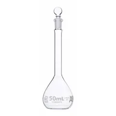 This 50 mL glass volumetric flask is made from Type I USP borosilicate glass, offering chemical resistance and thermal stability. It has a tolerance of 0.05 mL, a colorless body, and an overall height of 140 mm. The flask includes a closure and is compatible with stopper size 9. Used for precise liquid measurement and dilution in analytical chemistry and quality control.